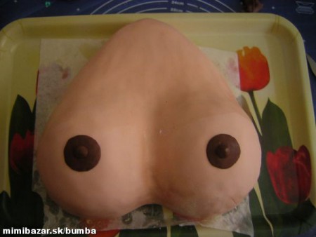 Prsia pred oblečením...